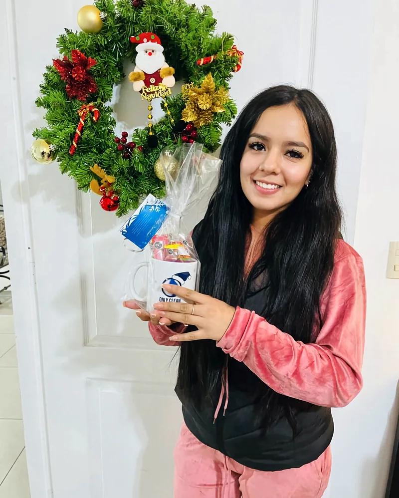 Colaboradora de Only Clean con su taza de regalo de fin de año
