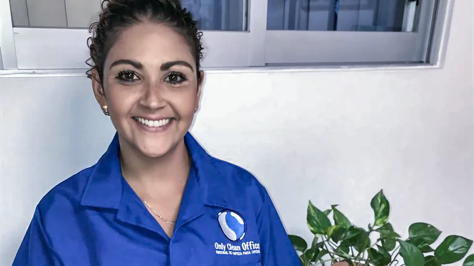 Colaboradora de Only Clean Office con el uniforme del personal de limpieza para oficinas en Guadalajara