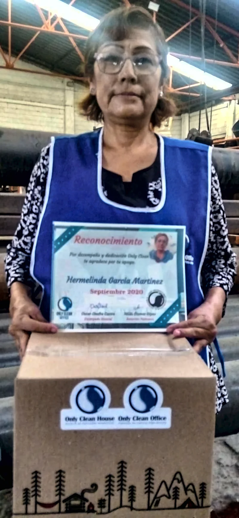 Colaboradora de Only Clean Office con su reconocimiento por desempeño y dedicación de septiembre de 2020